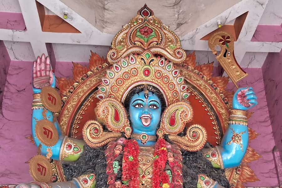 ১৪ হাত উচ্চতার সিমেন্টের কালীপ্রতিমা, অমাবস্যার রাতে ভিড় জমান ভক্তরা
