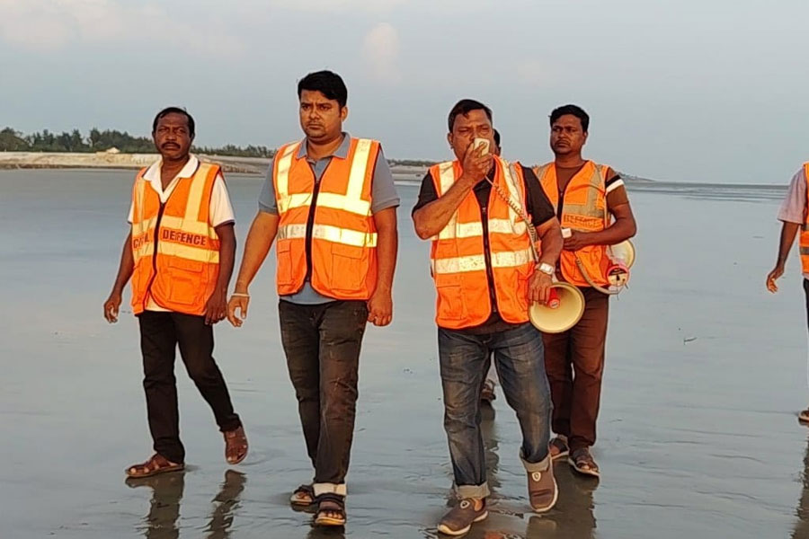 ঘূর্ণিঝড় মন্থার কতটা প্রভাব পড়বে? সুন্দরবনের উপকূল এলাকায় প্রস্তুত ফ্লাড সেন্টার, মজুত ত্রাণ