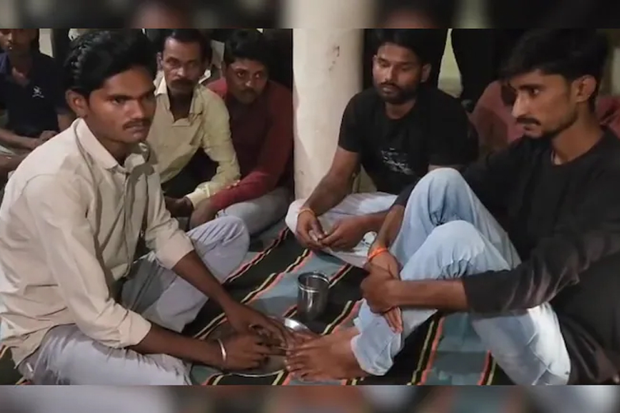 ব্রাহ্মণদের অপমান! পা ধোয়া জল খেতে বাধ্য করা হল দলিত যুবককে, বিতর্ক মধ্যপ্রদেশে