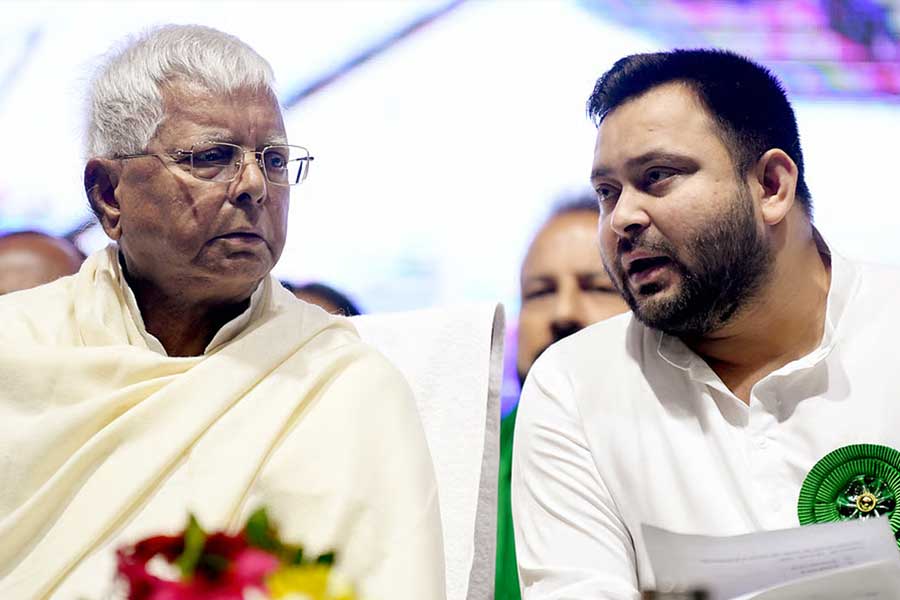সন্ধ্যায় প্রতীক বণ্টন লালুর, রাত বাড়তেই ফেরত চাইলেন তেজস্বী! আরজেডিতে বাপ-বেটার দ্বন্দ্ব?
