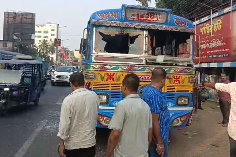 উৎসবের আলো ম্লান, মধ্যমগ্রামে দুটি বাসের রেষারেষির বলি মাধ্যমিক পরীক্ষার্থী!