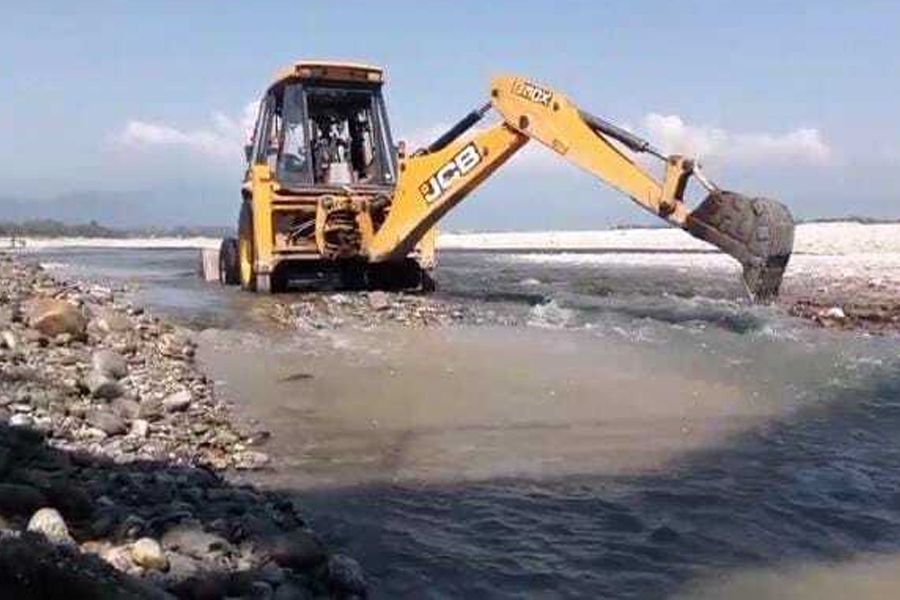 ছটপুজো ঘিরে তৎপর প্রশাসন, বন্যায় ক্ষতিগ্রস্ত নাগরাকাটার ঘাটে শুরু সংস্কারের কাজ