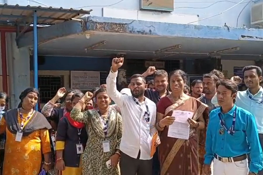 গভীর রাতে হাসপাতালে ঢুকে অস্থায়ী কর্মীদের মারধর! অভিযোগ অস্বীকার মালদহের তৃণমূল নেতার