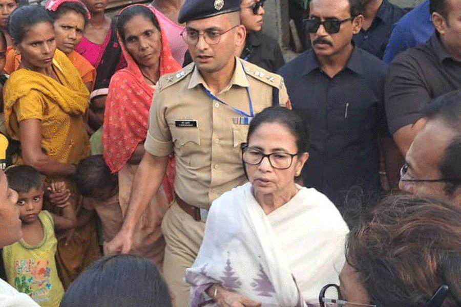 আলিপুরদুয়ারের সুভাষিণী চা বাগানে জনতার মাঝে মুখ্যমন্ত্রী, শিশুদের দিলেন খেলনা, বড়দের ত্রাণবিলি