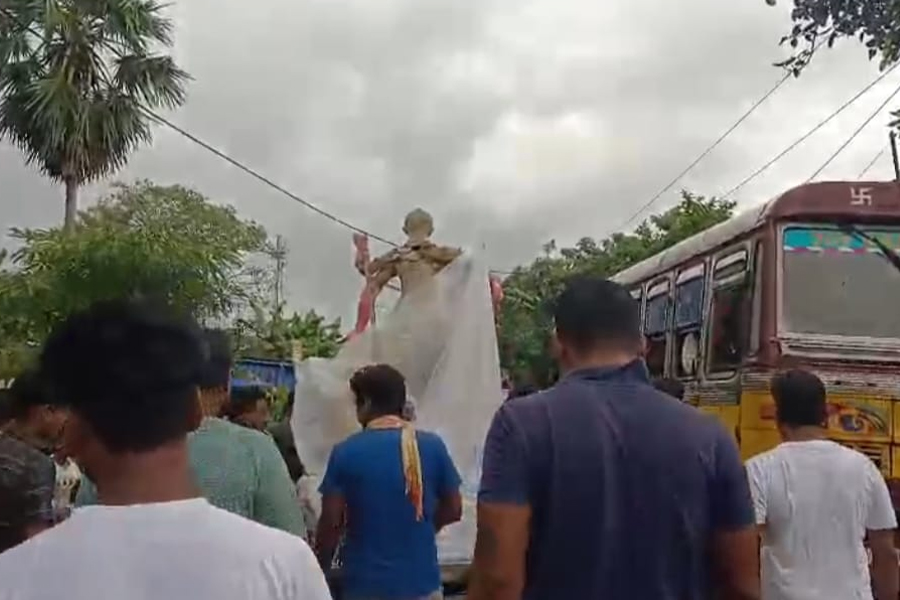 মন্দিরবাজারে জগদ্ধাত্রী মূর্তি ভাঙল দুষ্কৃতীরা! দ্রুত পদক্ষেপের আশ্বাস প্রশাসনের