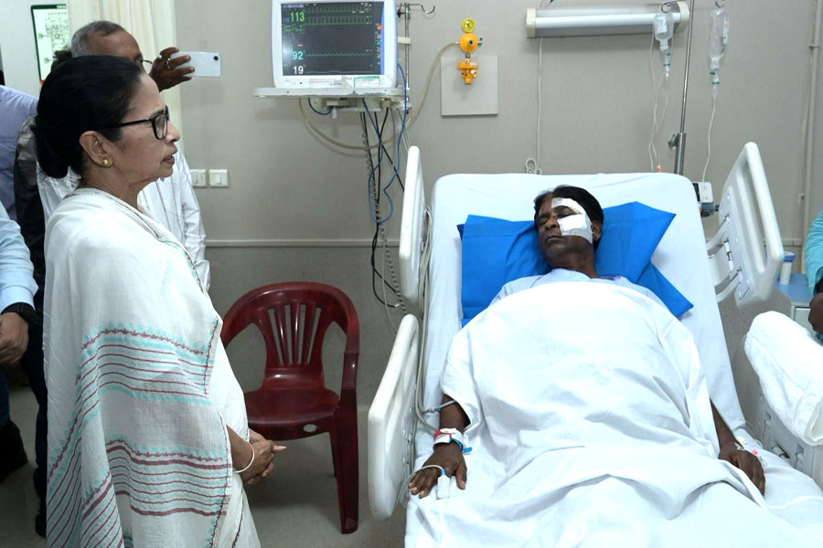 আক্রান্ত বিজেপি সাংসদ খগেন মুর্মুকে দেখতে শিলিগুড়ির হাসপাতালে মমতা