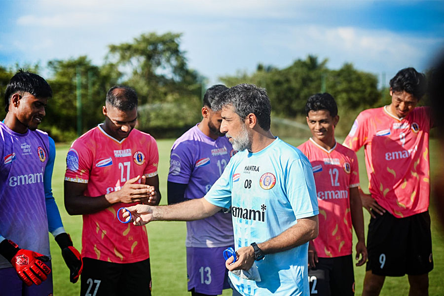 ‘মনোযোগ হারালে চলবে না’, চেন্নাইয়িন ম্যাচে ‘নির্ভুল’ ফুটবলে নজর ইস্টবেঙ্গল কোচের