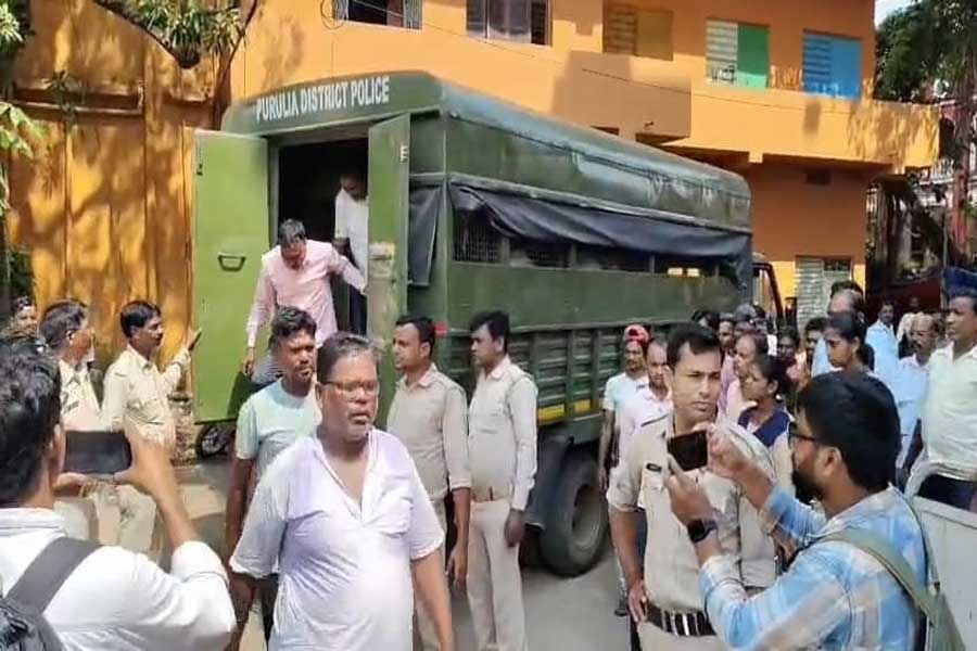 বেআইনি বালিতে পদ্ম বিধায়কের যোগ? পুরুলিয়ায় ধৃত ১৯