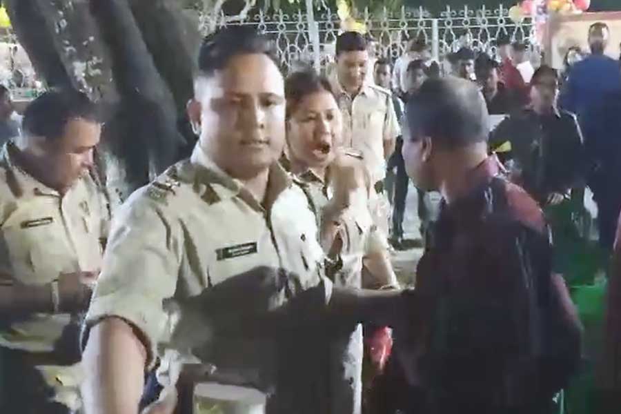 সাংস্কৃতিক অনুষ্ঠানে মদ্যপ যুবকদের তাণ্ডব! খবর করতে গিয়ে পুলিশের চড় সাংবাদিককে