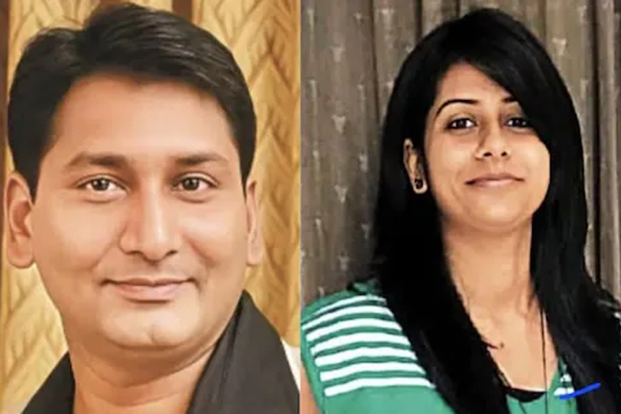 অফিসে না গিয়েই বেতন ৩৭ লক্ষ! তদন্তকারীদের জালে স্ত্রী-সহ সরকারি আধিকারিক
