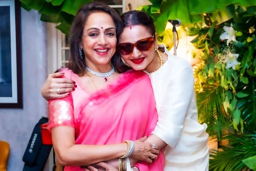 ‘অন্তরে-বাহিরে তুমি এভারগ্রিন’, প্রিয় বান্ধবী রেখার জন্মদিনে অভিনব শুভেচ্ছা হেমার