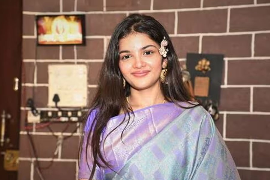 Celebrity Durga Puja: saina chatterjee shared a old video of puja with father abhishek chatterje
