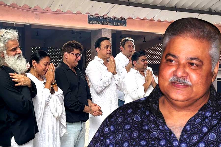 সতীশের জ্বলন্ত চিতার সামনে চোখের জলে ‘সারাভাই’ টিমের রিইউনিয়ন, ভাইরাল ভিডিও