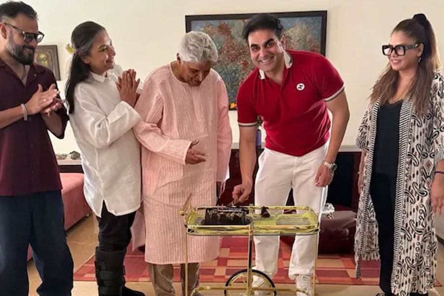 ‘ওর অঙ্গুলিহেলনেই তোমায় চলতে হবে!’, নতুন বাবা আরবাজকে কেন সতর্কবার্তা শাবানা আজমির?