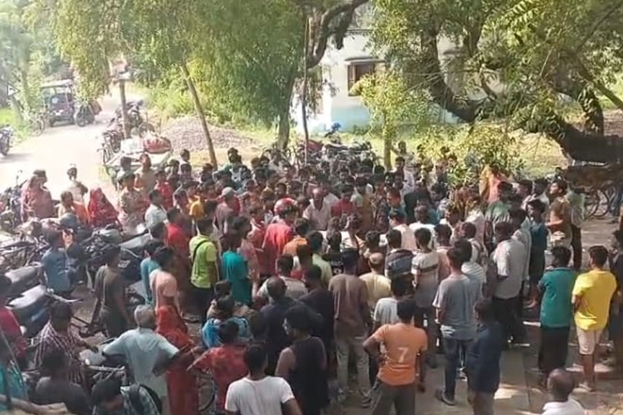 স্কুলেই অষ্টম শ্রেণির ছাত্রীর শ্লীলতাহানি! অভিযুক্ত শিক্ষকের শাস্তির দাবিতে বিক্ষোভ তমলুকে