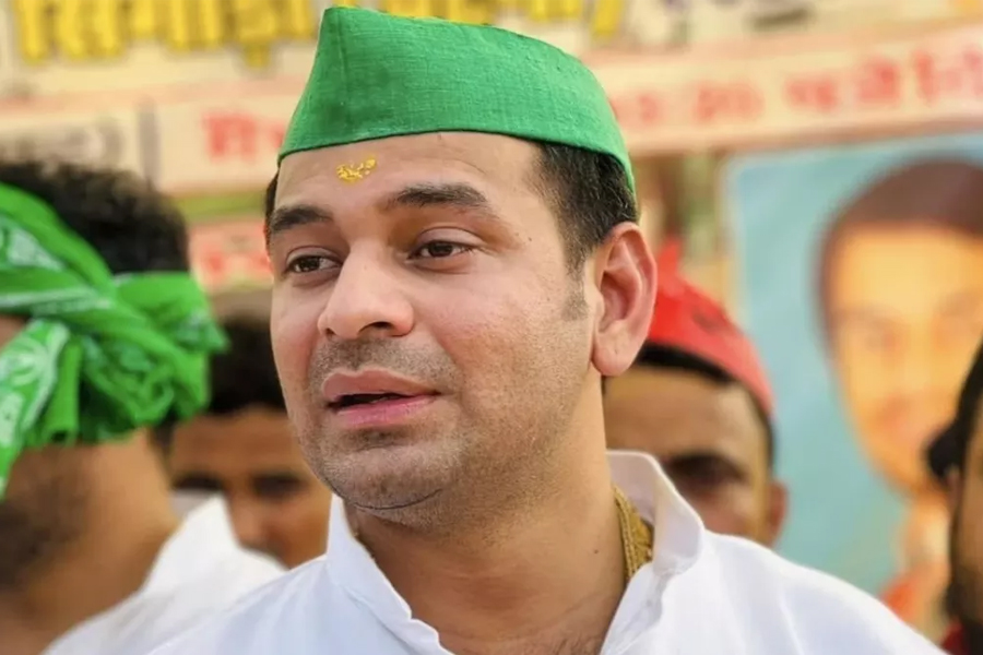 পুলিশের গাড়িতে চেপে ‘নমিনেশন’, আদর্শ আচরণবিধি ভঙ্গের মামলা লালুপুত্র তেজের বিরুদ্ধে