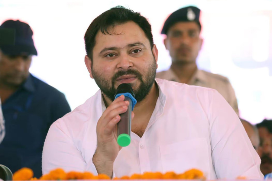 ভোটে জিতলে পরিবার পিছু সরকারি চাকরি! বিহার নির্বাচনের আগে বড় ঘোষণা তেজস্বীর
