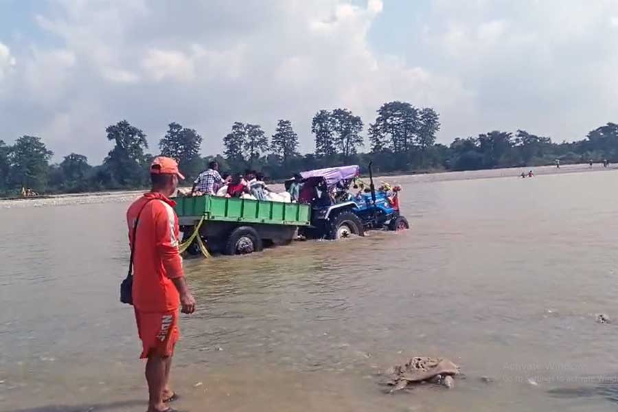 বিপদ হাতে নিয়েই গাঠিয়া নদী পেরিয়ে পৌঁছচ্ছে ত্রাণ! জিটিএ এলাকায় আপাতত বন্ধ স্কুল