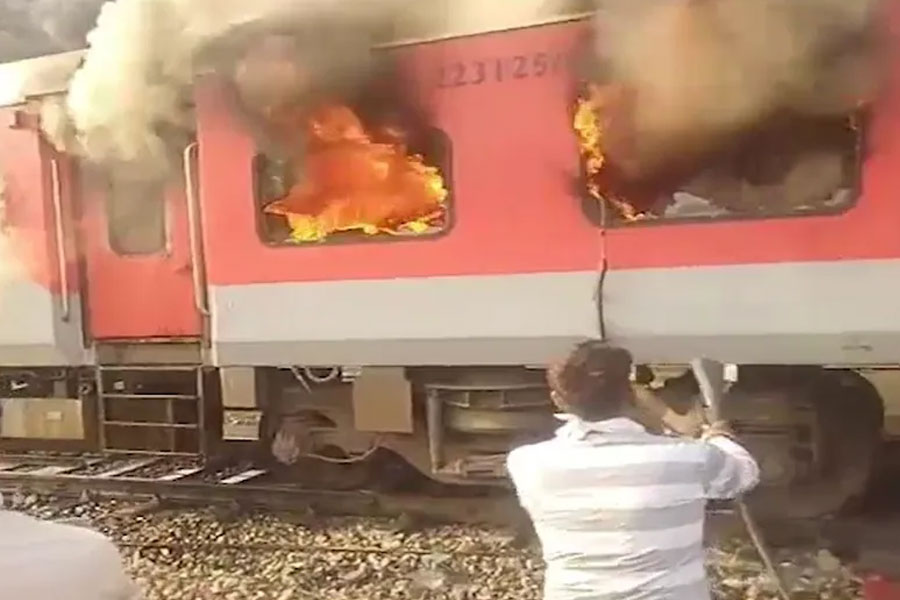 সাতসকালে দাউদাউ জ্বলে উঠল অমৃতসর-সহরসা গরিব রথ এক্সপ্রেস, আতঙ্কিত যাত্রীরা