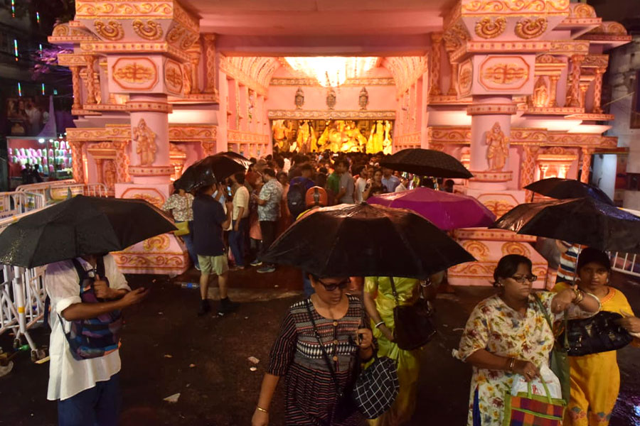 শক্তিশালী নিম্নচাপ, নবমীতে বজ্রবিদ্যুৎ-সহ বৃষ্টির পূর্বাভাস! ঠাকুর দেখা জলে যাবে না তো?