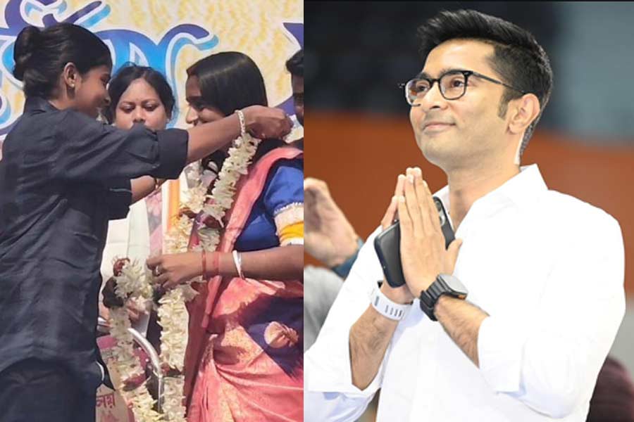 ‘অচলায়তন ভেঙে মুক্তচিন্তার অঙ্গন হবে বাংলা’, দম্পতি রিয়া-রাখিকে শুভেচ্ছা অভিষেকের