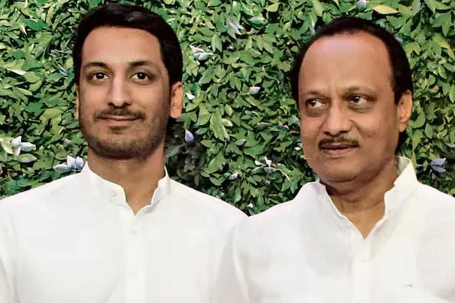 ৪২ কোটি টাকায় দুর্নীতির অভিযোগ থেকে মুক্ত অজিত পওয়ারের ছেলে! তদন্ত চাইলেন শরদ