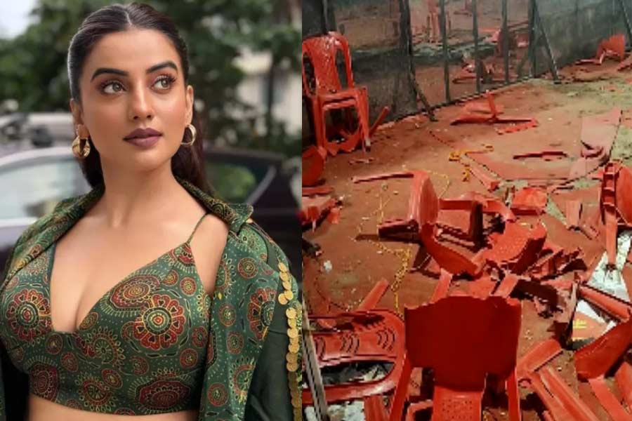 অক্ষরার শরীরী বিভঙ্গে আকূল! ব্যারিকেড-চেয়ার ভেঙে মঞ্চে ওঠার চেষ্টায় ‘তাণ্ডব’ দর্শকদের