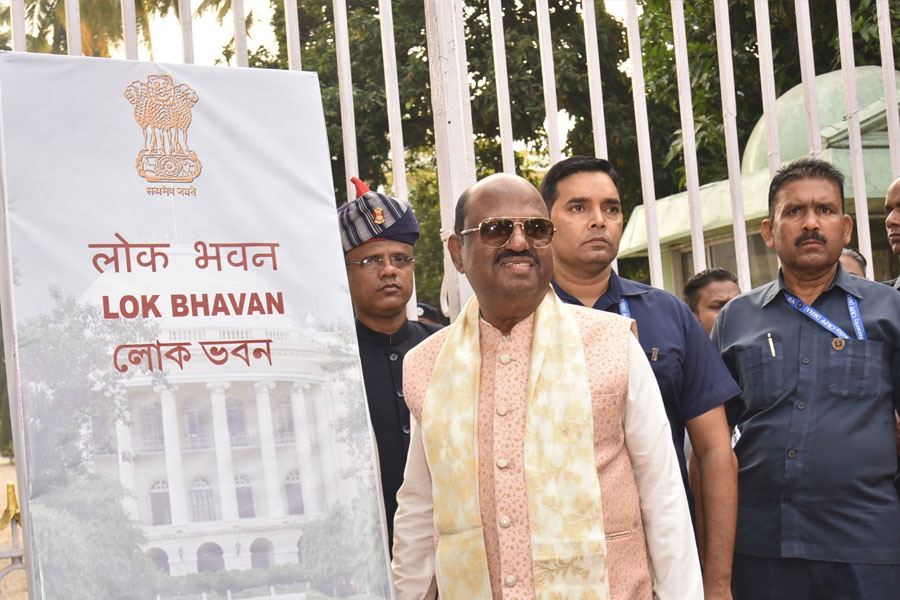রাজ্যের অনুমতি ছাড়াই রাজভবনের নামবদল! ‘সমান্তরাল প্রশাসন চাইছেন রাজ্যপাল?’, প্রশ্ন তৃণমূলের
