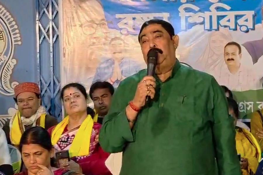 নববধূদের পাশে ‘কেষ্ট’, SIR-এর মাঝে বোলপুরের রমণীদের আশ্বাস অনুব্রতর