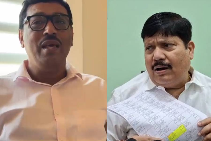 মৃত বাবাকে নিয়ে মিথ্যাচার! হাতেনাতে প্রমাণ দিয়ে অর্জুন সিংকে তুলোধোনা সনৎ দে’র