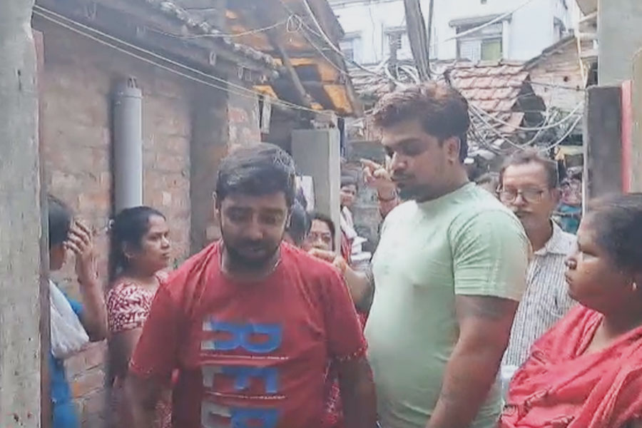SIR-এর ফর্ম বিলির মাঝেই বিজেপির BLA ও তৃণমূল কর্মীর হাতাহাতি! উত্তপ্ত লেকটাউন