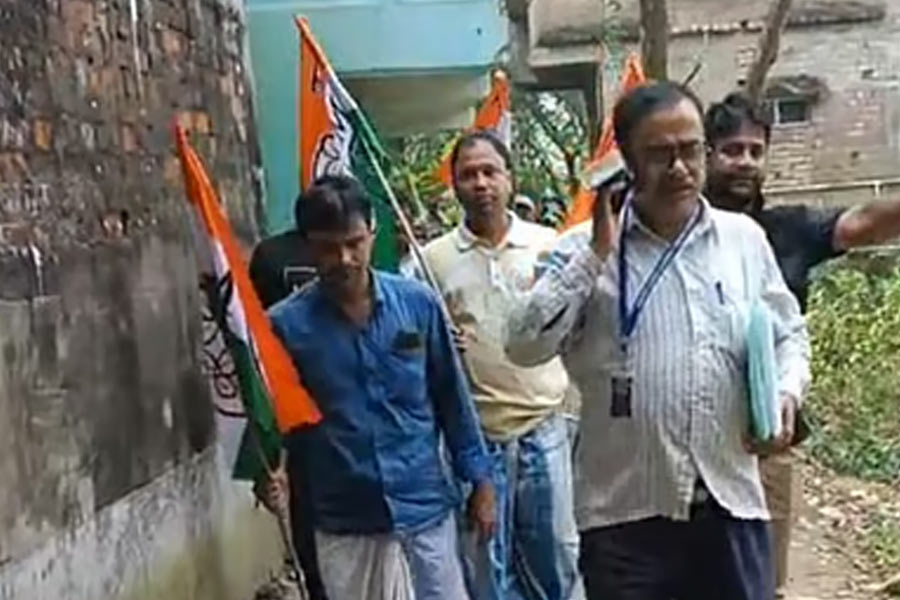 খানাকুলে BLO-দের ‘ম্যান মার্কিং’, পিছনে ঝান্ডা হাতে তৃণমূল কর্মীরা!