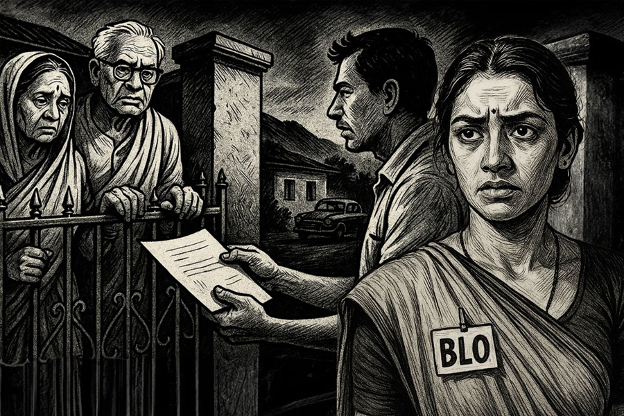 স্ত্রী BLO,বাড়ি বাড়ি ফর্ম বিলি করছেন স্বামী! দাসপুরে জোর শোরগোল