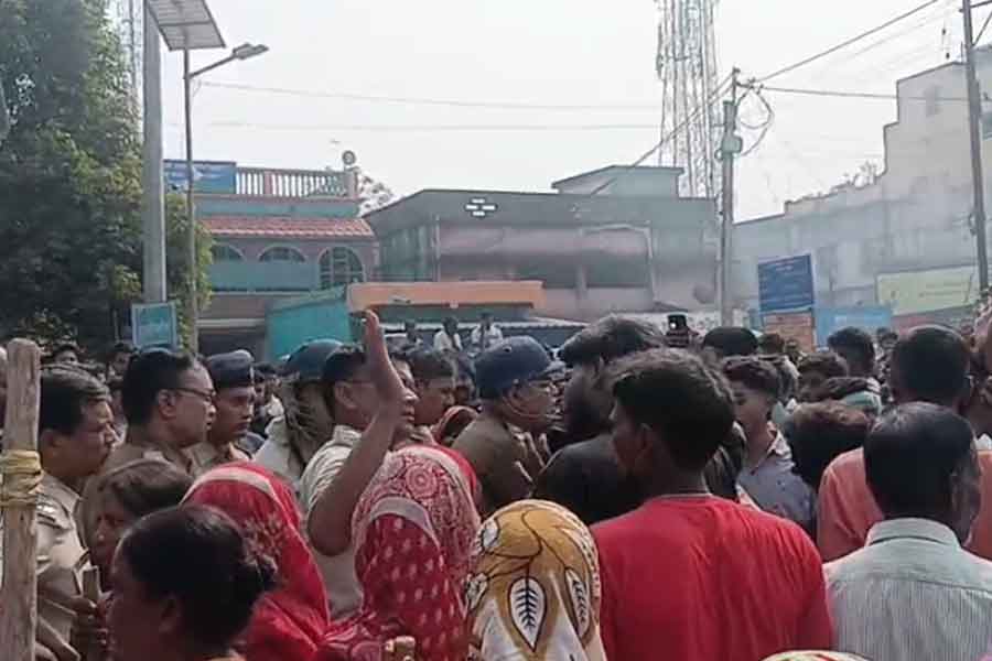পরিচারককে ‘মার’ পুলিশ আধিকারিকের, বিচার চেয়ে বিক্ষোভে বাঁকুড়ায় ধুন্ধুমার