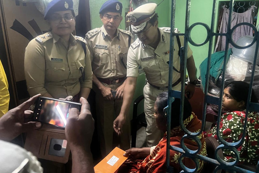 বারাসত মর্গ কাণ্ডে মুখ্যমন্ত্রীর প্রতিশ্রুতি মতো কাজ, নিয়োগপত্র পেলেন নিহতের মা