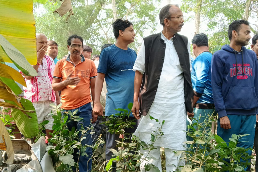 ১২ ঘণ্টার বেশি সময় নিখোঁজ, বর্ধমানের তৃণমূল নেতার দেহ মিলল পুকুরে! খুন নাকি অন্য কিছু?