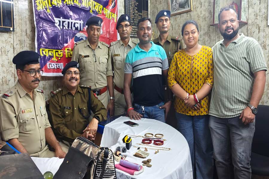 সততার নজির, স্টেশনে পড়ে থাকা ১০ লক্ষ টাকার গয়নার ব্যাগ ফেরালেন দিনমজুররা