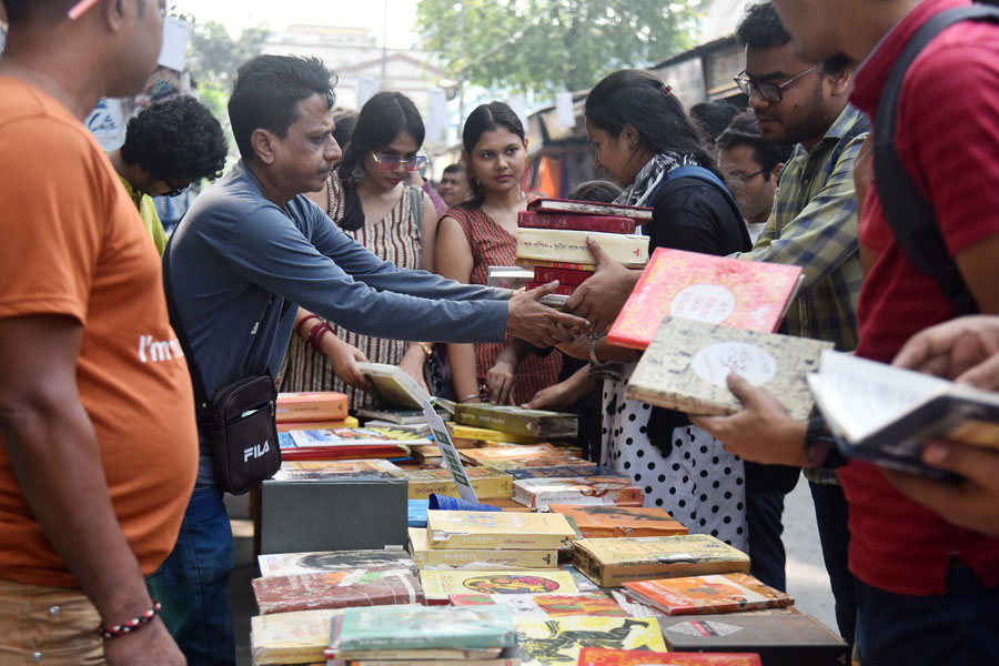 বৃষ্টি বিপর্যয় ভুলে ‘ফিনিক্স’ কলেজস্ট্রিট! সোমবার কলেজ স্কোয়ারে ‘ভিজে বইয়ের বইমেলা’