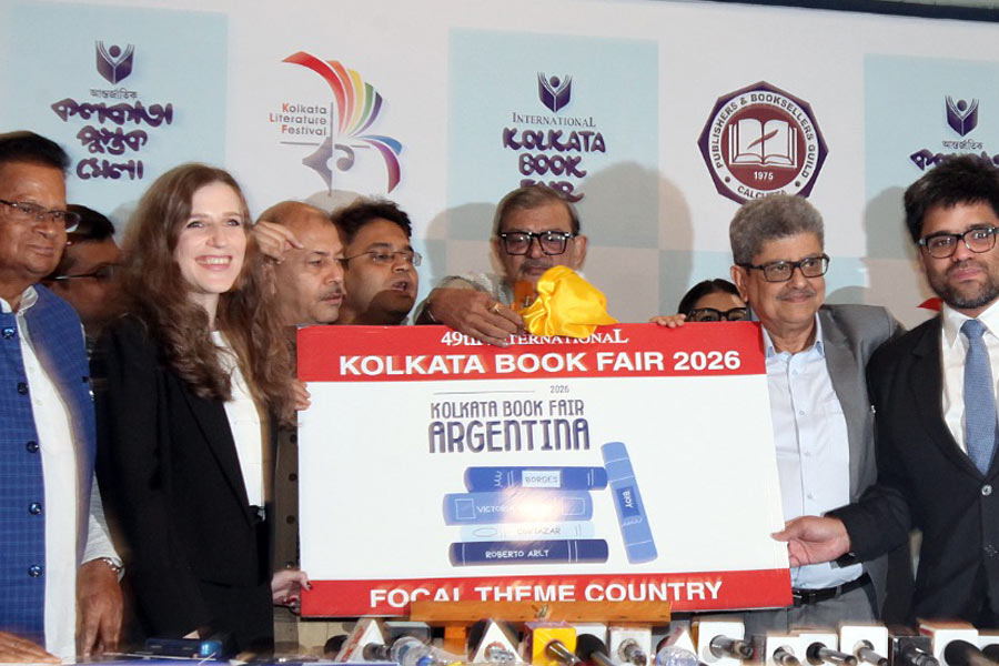 অন্য নীল-সাদা, মারাদানো-মেসিতে মগ্ন বাঙালি চিনতে চাইবে বোর্হেসকে?
