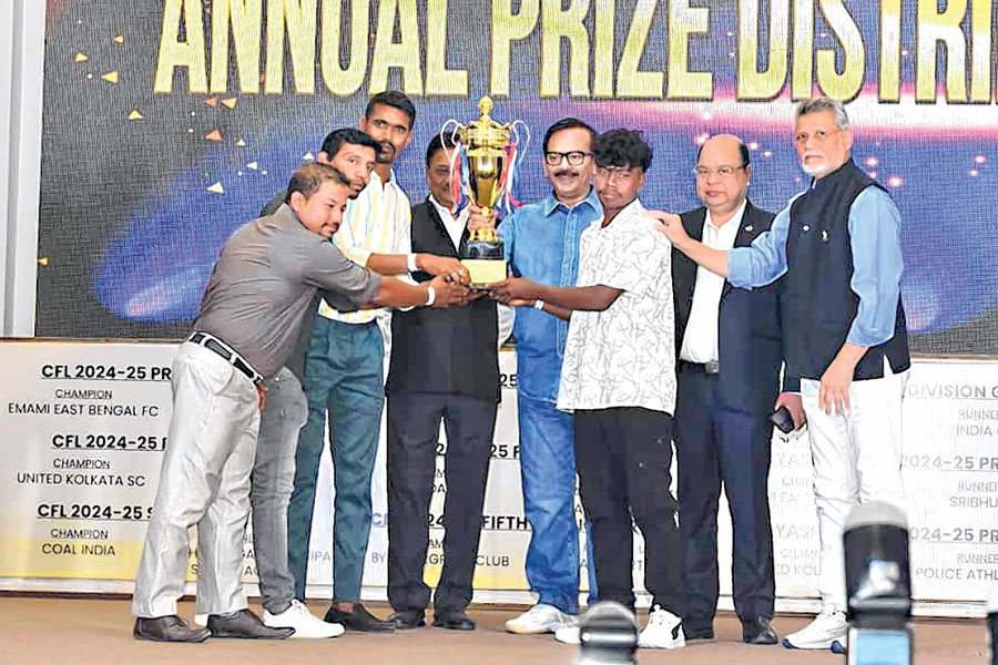 আগস্টের মধ্যে শেষ হোক কলকাতা লিগ, আইএফএ-র পুরস্কার বিতরণী অনুষ্ঠানে অনুরোধ ক্রীড়ামন্ত্রীর