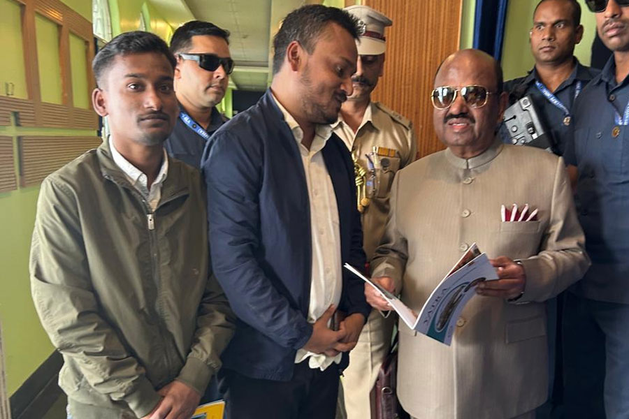 দুস্থ শিশুদের জন্য খুলেছিলেন পাঠশালা, বহরমপুরে সেই বাবর আলির সঙ্গে দেখা করলেন রাজ্যপাল
