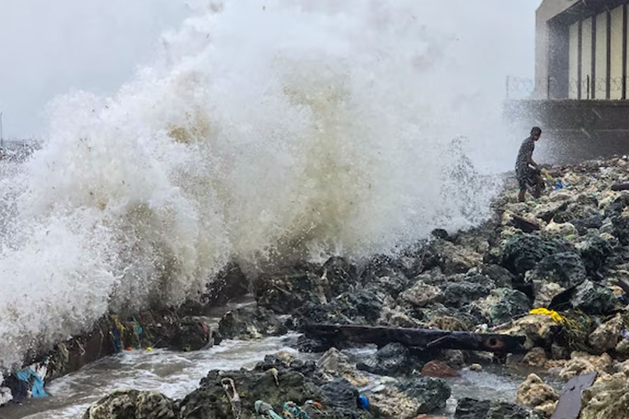 শ্রীলঙ্কা ছাড়িয়ে দক্ষিণ ভারতে হানা ‘দিতওয়া’ দৈত্যের! অন্ধ্র-তামিলনাড়ুতে প্রবল দুর্যোগ, মৃত ৩