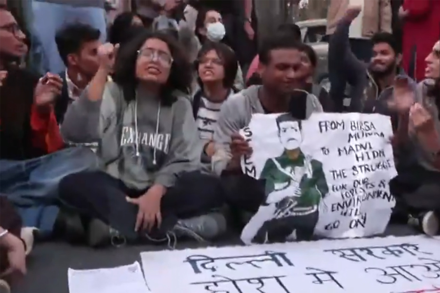 ইন্ডিয়া গেটের সামনে দূষণ বিরোধী বিক্ষোভ, দিল্লিতে মাও নেতা হিদমার সমর্থনে পোস্টার