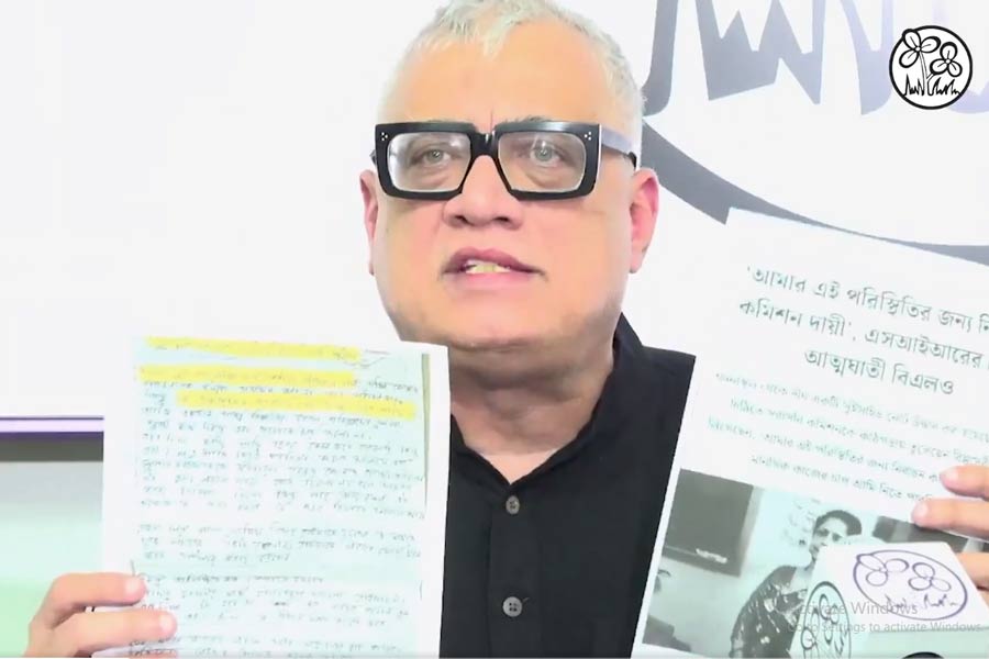 ভিতরে এক, বাইরে আরেক কমিশন! ‘দ্বিচারিতা’ সরিয়ে বৈঠকের কথাবার্তা প্রকাশের দাবি তৃণমূলের