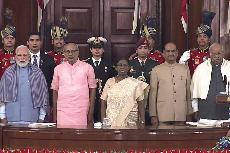 ৩ তালাক ও ৩৭০ ধারা প্রত্যাহারের প্রশংসা, সংবিধানের কাশ্মীরি সংস্করণ প্রকাশ রাষ্ট্রপতি মুর্মুর
