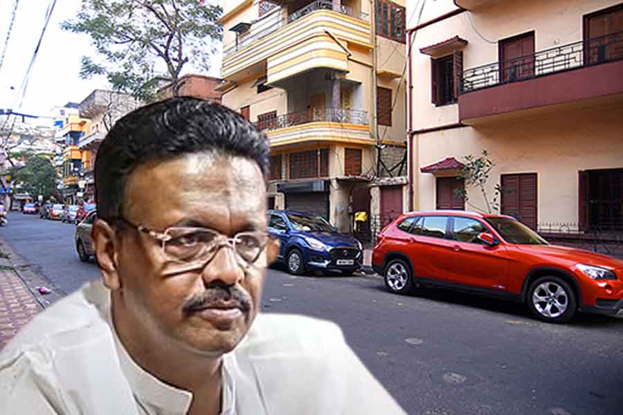 কলকাতার রাস্তায় পার্কিংয়ের নিয়ম বদল, কী জানালেন মেয়র?