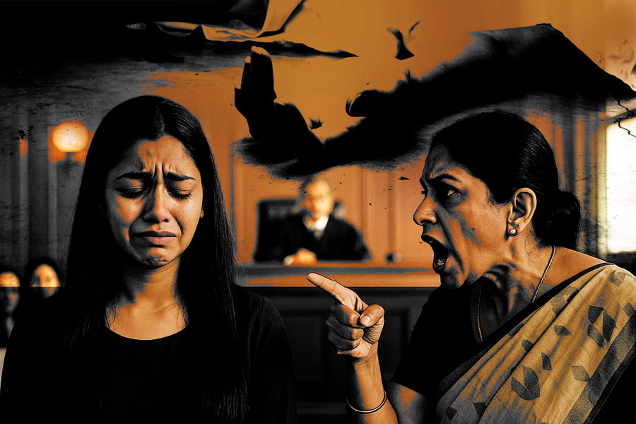 মুমূর্ষু বাবাকে দেখতে চেয়ে মা-বোনের সঙ্গে লড়াই আদালতে, শুনানির মাঝেই মৃত্যু, কেঁদে ফেললেন বিচারপতি!