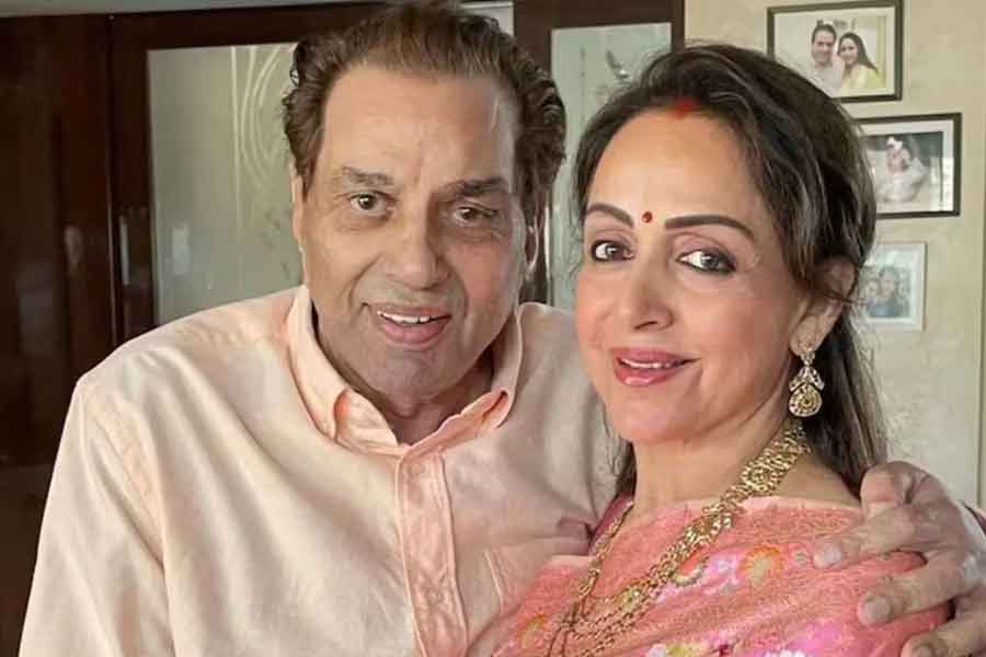 কেমন আছেন ধর্মেন্দ্র? আপডেট দিলেন হেমা মালিনী