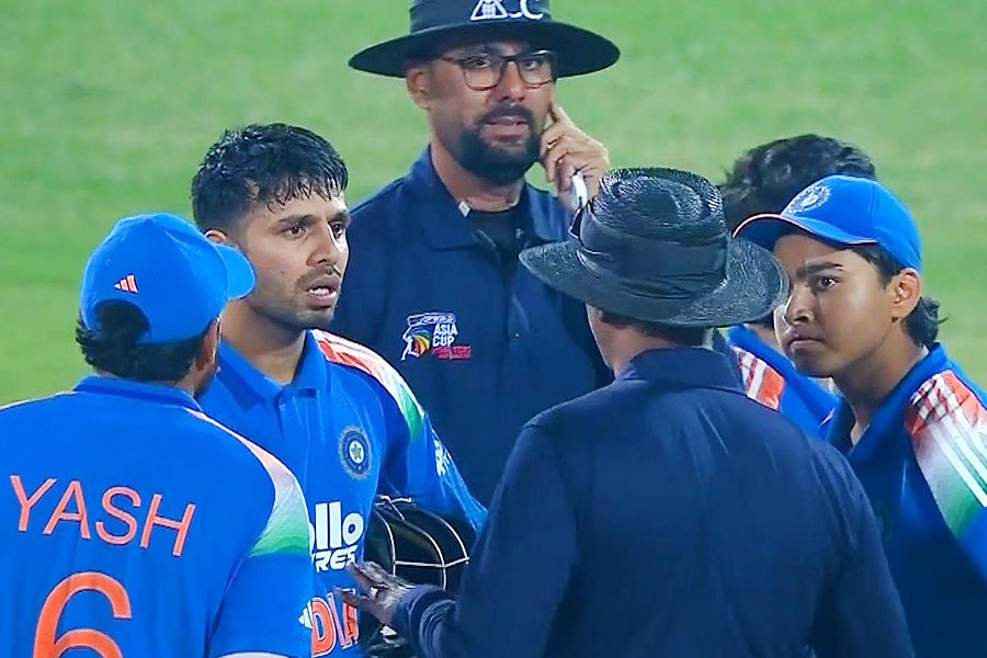 ভারত-পাক ম্যাচে বাতিল নেহালের ধরা ক্যাচ! যুব বিশ্বকাপের মহারণ ঘিরে তুঙ্গে বিতর্ক