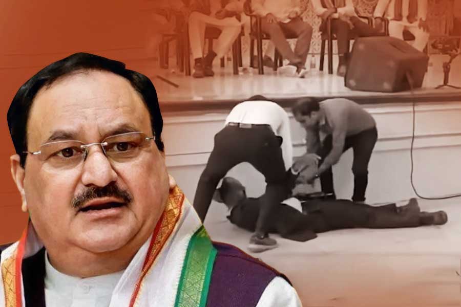 নাড্ডার ভাষণের মাঝে অজ্ঞান নিরাপত্তা কর্মী, তবু থামল না বক্তৃতা! ভিডিও দেখে নিন্দা বিরোধীদের